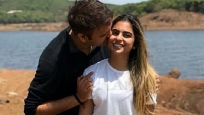 ईशा अंबानी और आनंद पिरामल लंबे समय से दोस्त थे। दोनों के परिवार एक-दूसरे को पिछले 4 दशकों से जानते हैं। आनंद पिरामल ने शादी के लिए ईशा अंबानी को महाबलेश्वर के मंदिर में प्रपोज किया था। 