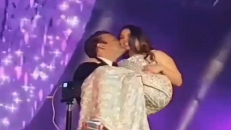 ईशा अंबानी के साथ डांस को आनंद पिरामल ने काफी एन्जॉय किया। उन्होंने ईशा अंबानी को गोद में उठा लिया और उन्हें किस भी किया। 