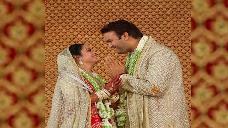 आनंद पिरामल अमेरिका के हार्वर्ड बिजनेस स्कूल से ग्रैजुएट हैं। वे पिरामल एंटरप्राइज के एग्जीक्यूटिव डायरेक्टर हैं। उन्होंने दो स्टार्टअप्स भी शुरू किए थे। पहला स्टार्टअप पिरामल ई-हेल्थ था और दूसरा रियल एस्टेट के क्षेत्र में पिरामल रियल्टी। ये दोनों अब पिरामल एंटरप्राइज के हिस्से हैं। 