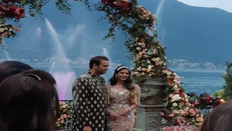 यह आनंद पिरामल और ईशा अंबानी की बेहद रोमांटिक और क्लासिक तस्वीर है, जो उनकी शादी के दौरान ली गई थी। शर्मीले स्वभाव का होने की वजह से आनंद पिरामल ज्यादा तस्वीरें नहीं खिंचवाते हैं। 