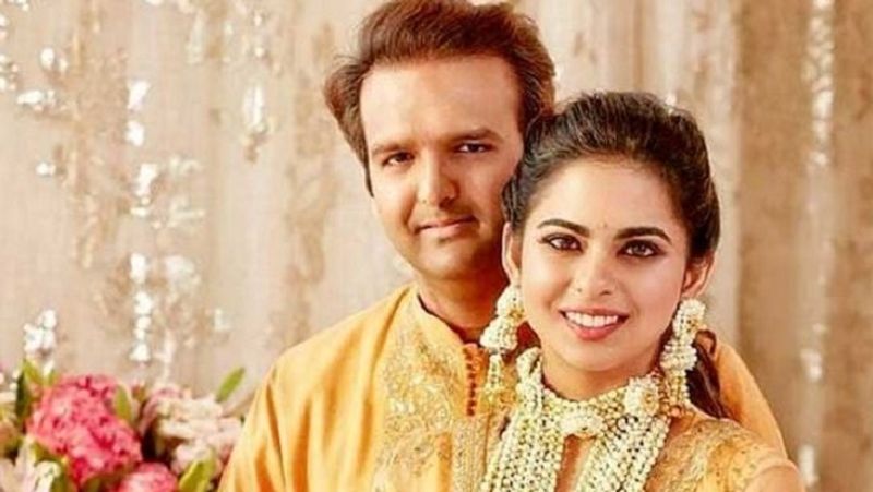आनंद पिरामल ईशा अंबानी से शादी के पहले अक्सर कई मामलों पर सलाह लेने के लिए मुकेश अंबानी से मिला करते थे। पहले आनंद पिरामल बैंकिंग कन्सल्टिंग के क्षेत्र में करियर बनाना चाहते थे, लेकिन मुकेश अंबानी ने उन्हें बिजनेस में आने की सलाह दी। 