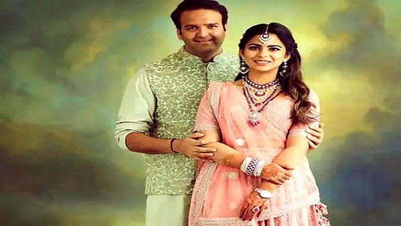 श्लोका मेहता की अपने पति आकाश अंबानी के साथ कई मौकों पर नजर आती हैं, लेकिन ईशा अंबानी की पति आनंद पिरामल के साथ कम ही तस्वीरें हैं। यह तस्वीर भी दोनों की एक खास तस्वीर है, जो शादी के बाद क्लिक की गई। 