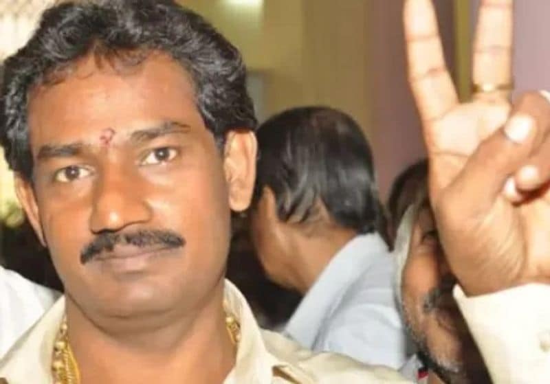 चुन्नू को पुलिस का मुखबिर बताया गया था, जिसके बाद पुलिस और एसटीएफ उसके पीछे पड़ गई। लेकिन, रीतलाल तक कभी नहीं पहुंच सकी। हालांकि साल 2010 में खुद आत्मसमर्पण कर दिया और निर्दलीय चुनाव लड़ा। वह बीजेपी प्रत्याशी से हार गया। बाद में जेल से ही एमलसी बन गया था। साल 2012 में रीतलाल पर मनी लॉन्ड्र्रिंग का केस भी दर्ज किया गया था।