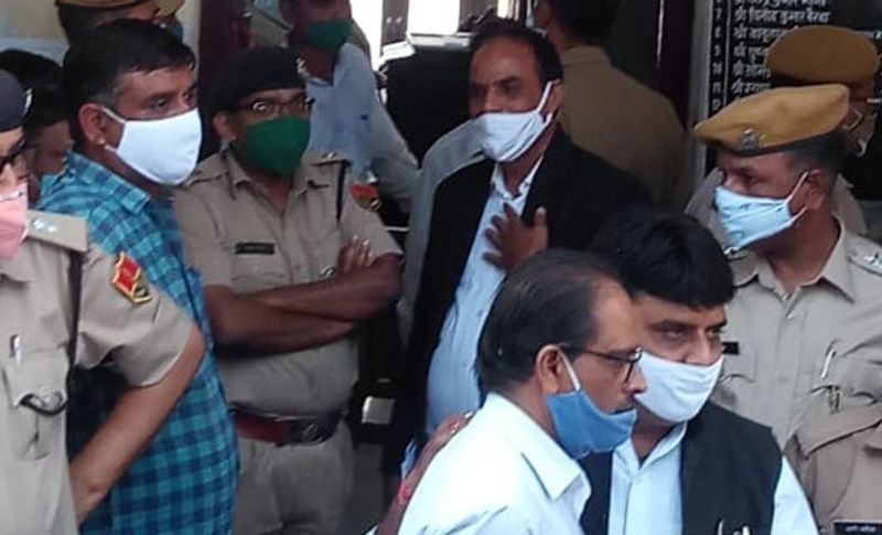 मंगलवार को जब कोर्ट ने जब चार आरोपी इंद्राज, अशोक, छोटेलाल और हंसराज को उम्रकैद की सजा सुनाई तो अदालत में उनको देखने वालों की भीड़ जमा हो गई। बता दें कि इस मामले में एक नाबालिग भी अपराधी है। जिसको लेकर अलवर के जुवेनाइल बोर्ड में सुनवाई चल रही है।