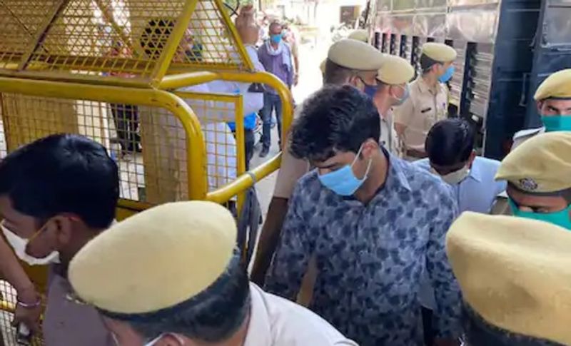 बता दें कि 26 अप्रैल 2019 को थानागाजी के रहने वाले पति-पत्नी बाइक से कहीं जा रहे थे। इसी दौरान पीछे से पांच युवक आए और उनका पीछ करके सुनसान इलाके में रोक लिया। इसके बाद दंपति को जबरदस्ती जंगल की तरफ ले गए। जहां आरोपियों ने युवक को रस्सी से बांध दिया और उसके ही सामने पत्नी के साथ बलात्कर करने लगे। दोनों दरिंदों के हाथ-पैर जोड़ते रहे लेकिन उन्होंने एक नहीं सुनी। इसके बाद पीड़ित किसी तरह थाने पहुंचे और आपबीती बताते हुए मामला दर्ज करने को कहा। लेकिन पुलिस वाले ने उनको डांट फटकार के वहां से भगा दिया और शिकायत नहीं लिखी।