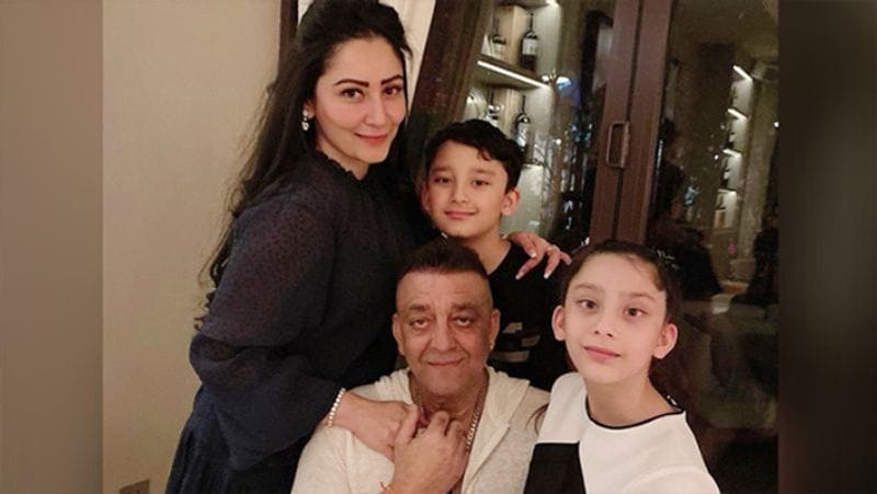 फोटो के सामने आने के बाद उनके फैंस काफी चिंता में हैं। एक यूजर ने फोटो देखकर कहा कि बाबा बहुत कमजोर नजर आ रहे हैं, उम्मीद है वो जल्दी ठीक होंगे। एक और यूजर ने कहा कि कामना करते हैं कि संजू जल्द बेहतर महसूस करेंगे। एक शख्स ने लिखा कि संजय दत्त काफी बीमार नजर आ रहे हैं। उनका वजन भी कम हो गया है। एक अन्य ने लिखा- आप फाइटर है, जल्दी ही ठीक हो जाएंगे।