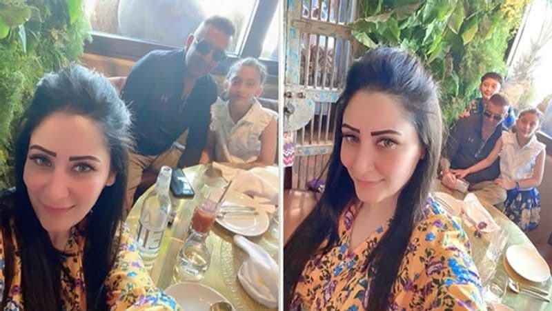 दुबई में बच्चों के साथ छुट्टियां मनाने के दौरान मान्यता ने अपने इंस्टाग्राम पर फोटो शेयर की थी। इसमें संजय काफी कमजोर नजर आ रहे थे।
