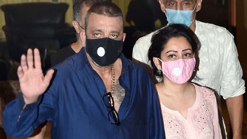 संजय का इलाज डॉ. जलील पारकर कर रहे हैं। डॉ. जलील ने कीमोथेरपी का पहला चरण पूरा होने पर बताया था कि कीमोथेरेपी आसान नहीं होती और फेफड़ों के कैंसर से संजय की जंग भी काफी मुश्किल होने वाली है। इसके कई साइड इफेक्ट भी होते हैं।