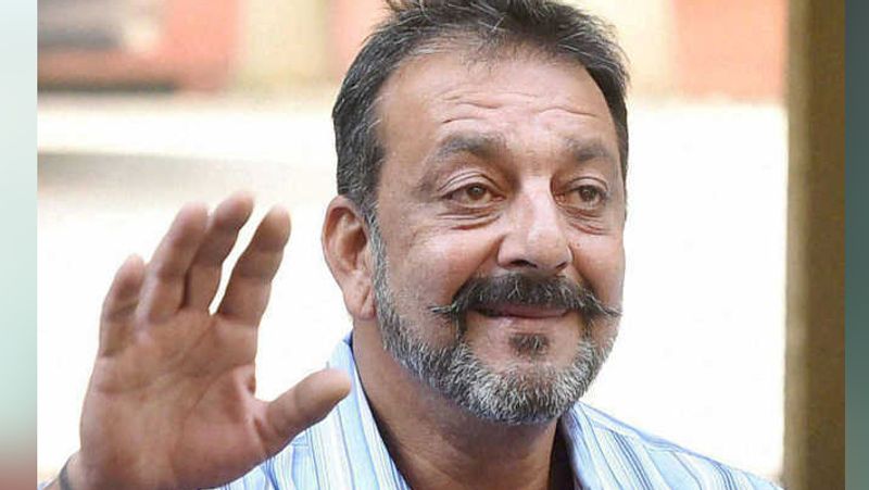 बता दें कि इलाज के दौरान लीलावती अस्पताल के डॉक्टर्स ने उनके फेफड़ों में से करीब 1.5 लीटर फ्लूइड निकाला था। खबरों की मानें तो उनके फेफड़ों में फ्लूइड लगातार जमा हो रहा है, जिसकी वजह से उन्हें काफी तकलीफ हो रही है।