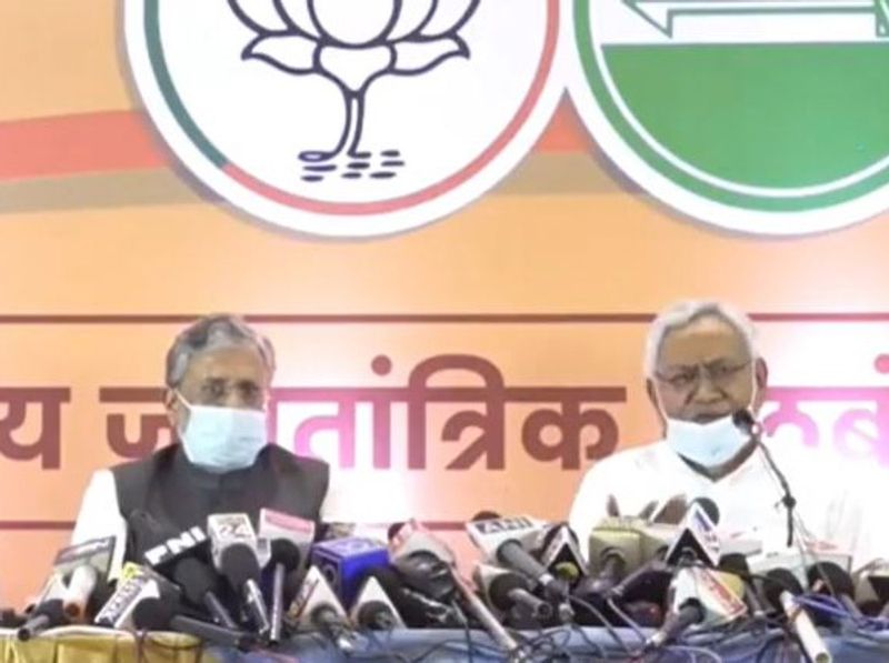 एलजेपी (LJP) चीफ चिराग पासवान (Chirag Paswan) लगातार नरेंद्र मोदी के नाम का इस्तेमाल कर रहे हैं। उनकी तस्वीरों का भी इस्तेमाल कर रहे हैं। पिछले दिनों नीतीश के खिलाफ एक अज्ञात पोस्टर में मोदी को चिराग के साथ खड़ा दिखाया गया था। इसमें नीतीश को कुर्सी का भूखा दिखाया गया था। पोस्टर पर नारा लिखा था- पीएम मोदी से बैर नहीं, नीतीश तेरी खैर नहीं। चिराग पासवान ने एक ट्वीट में भी मोदी की फोटो का इस्तेमाल करते हुए मोदी की तारीफ की थी। 