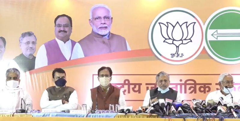 बिहार में विपक्ष ने भी एनडीए के स्वरूप और एलजेपी की भूमिका को लेकर सवाल दाग रहा है। मीडिया में भी एलजेपी के स्टैंड को लेकर जबरदस्त चर्चा है। सामने यह भी आया कि जेडीयू नेताओं ने भी इसपर बीजेपी से सफाई की मांग की।