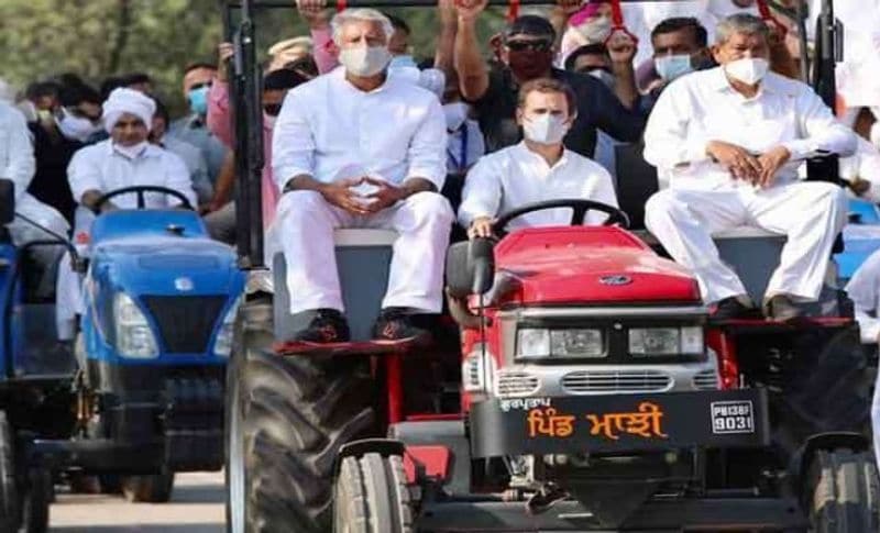 अभी तक आपने राहुल गांधी को कार चलाते तो देखा होगा। लेकिन ये पहला मौका है जब राहुल गांधी ने ट्रैक्टर चलाते दिखे हैं। हरियाणा पहुंचे ही राहुल ने एक सभा को संबोधित किया। जहां उन्होने केद्र सरकार पर जमकर निशाना साधा, कहा कि नए कृषि क़ानून किसानों को बर्बाद कर देंगे। साथ उन्होंने ये भी वादा किया है कि कांग्रेस की सरकार आते ही इन कानूनों को ख़त्म कर दिया जायेगा।
