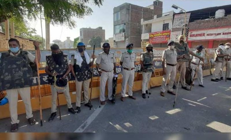 हरियाणा सीमा पर पंजाब के किसानों को रोकने के लिए करीब दो हजार पुलिसकर्मी तैनात किए गए हैं।