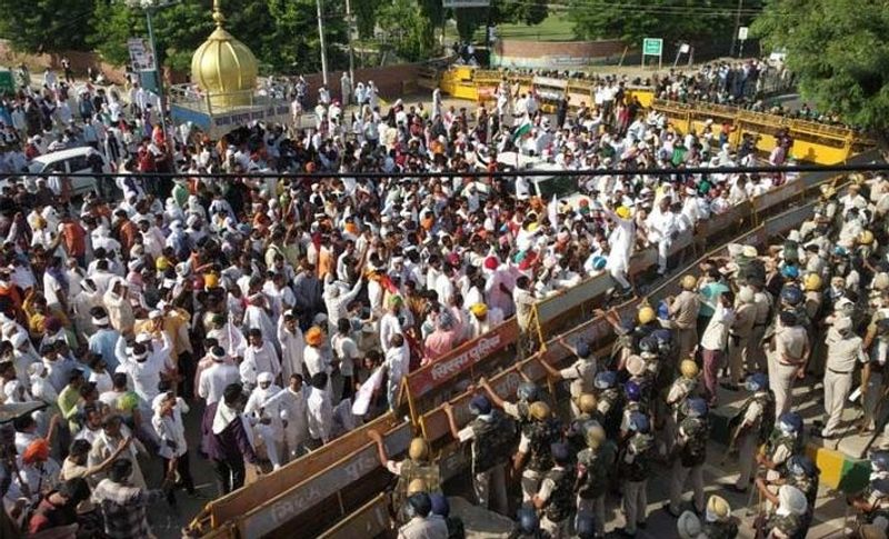 वहीं हरियाणा किसानों ने हिसार में डिप्टी सीएम और बिजली मंत्री के घर का घेराव करने पहुंचे। जहां उन्होंने जमकर सरकार के खिलाफ नारेबाजी की और बैरिकेड्स तोड़ने का प्रयास किया। 