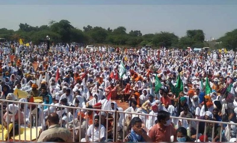  सिरसा में मंगलवार को भारी संख्या में किसान यहां के दशहरा ग्राउंड पहुंचे थे। जहां उन्होंने खट्टर सरकार को समर्थन दे रहे जजपा के डिप्टी सीएम दुष्यंत चौटाला से इस्तीफे की मांग की। वहीं उनके दादा बिजली मंत्री रणजीत सिंह के इस्तीफे के खिलाफ भी नारेबाजी की।