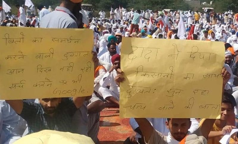 सिरसा में दादा पोते के इस्तीफे की मांग करते हुए किसानों ने अपने हाथों में पोस्टर थामे हुए थे। खट्टर सरकार को समर्थन देने पर विरोध किया।