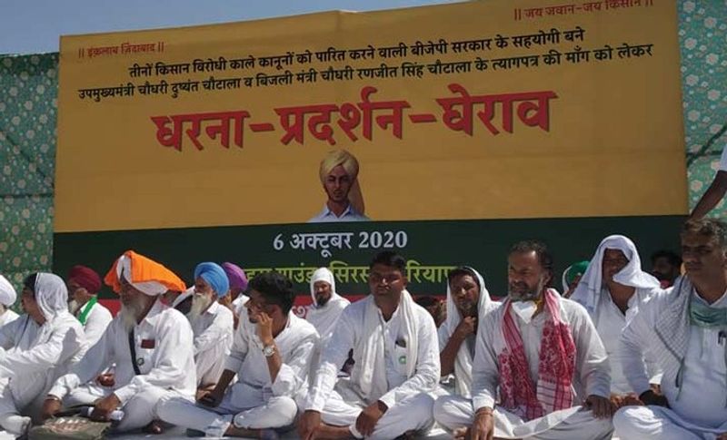 हाथों में पोस्टर लेकर कृषि बिलों का विरोध कर रहे किसानों के साथ मंच पर किसान नेता भी मौजूद रहे। सामाजिक कार्यकर्ता योगेंद्र यादव भी किसानों के साथ धरने में शामिल हुए।