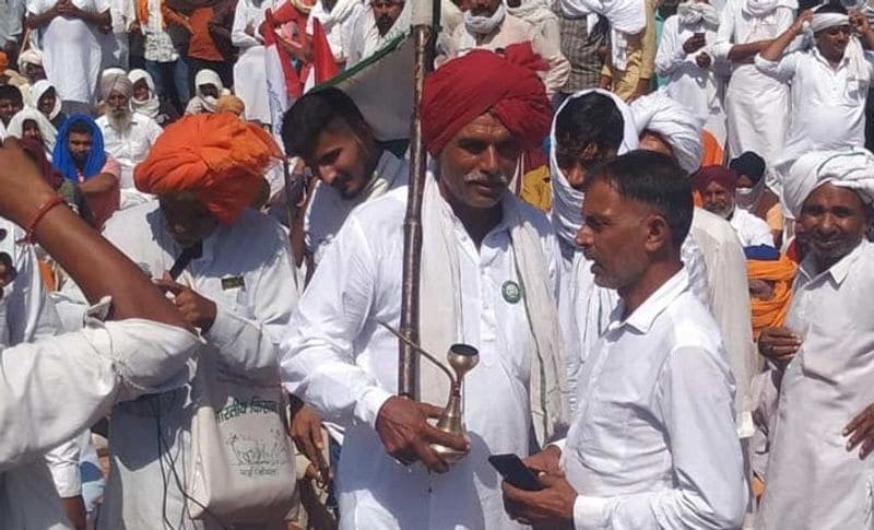 इस अंदाज में कृषि विधेयकों का विरोध करते दिखे पंजाब हरियाणा के किसान