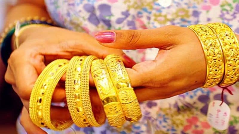 और क्या होंगे विकल्प
गोल्ड डिपॉजिटर के पास सालाना ब्याज हासिल करने के लिए दो विकल्प होंगे। वह हर साल के अंत में ब्याज से सकता है या फिर मेच्योरिटी के समय ब्याज ले सकता है। गोल्ड डिपॉजिट करते वक्त ही इनमें से कोई एक विकल्प चुनना होगा। इसमें डिपॉजिटर को प्रीमेच्योर विड्रॉल का भी विकल्प मिलेगा। शॉर्ट टर्म बैंक डिपॉजिट (STBF) के तहत 1 साल का लॉक-इन पीरियड होता है। इसके बाद एक मामूली पेनल्टी देने के बाद विड्रॉल किया जा सकता है। मीडियम टर्म गवर्नमेंट डिपॉजिट (MTGD) के तहत 3 साल के बाद ब्याज पर पेनल्टी देने के बाद कभी भी विड्रॉल किया जा सकता है। लॉन्ग टर्म गवर्नमेंट डिपॉजिट (LTGD) के तहत 5 साल के बाद ब्याज पर पेनल्टी देने के बाद कभी भी विड्रॉल किया जा सकता है।
(फाइल फोटो)
