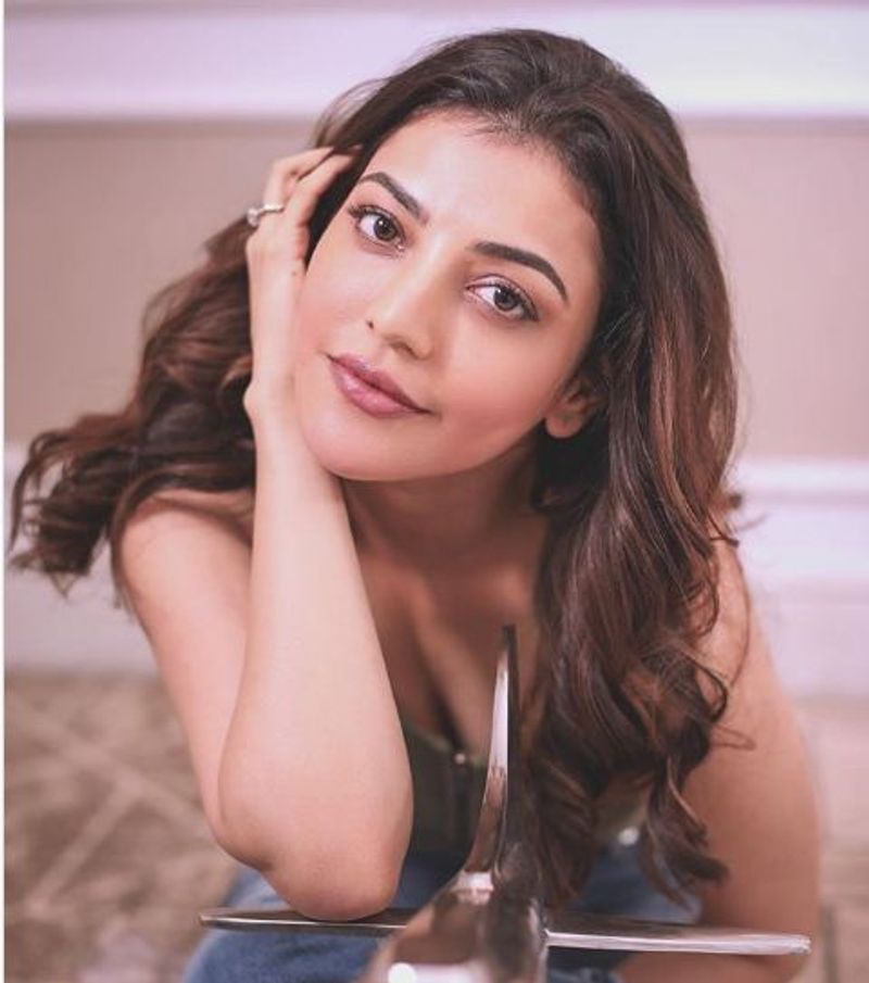 మరో ప్రక్క కాజల్ అగర్వాల్ - గౌతమ్ కిచ్లు ల ఫోటోలు నెట్టింట హల్ చల్ చేస్తున్నాయి. ఫ్యాన్స్ బెస్ట్ విషెష్ చెప్తూ వాటిని షేర్ చేస్తున్నారు.