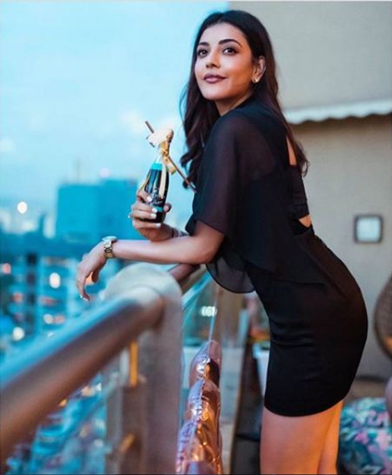 కాజల్ ఈ విషయాన్ని ఇంస్టాగ్రామ్ లో వెల్లడిస్తూ.. 'అక్టోబర్ 30న ముంబైలో గౌతమ్ కిచ్లుని పెళ్లి చేసుకుంటున్నానని తెలియచేయడానికి చాలా సంతోషిస్తున్నాను. పాండమిక్ సమయంలో మేం మా జీవితాన్ని ప్రారంభిస్తున్నాం. దీనికి మీ అందరి ఆశీస్సులుంటాయని భావిస్తున్నాను.