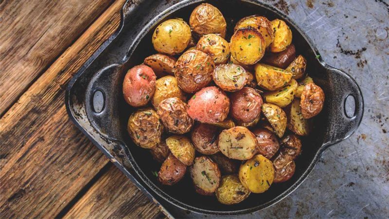 आलू के पौष्टिक तत्वों का लाभ लेने के लिए इसे हमेशा छिलके (Potatoe Peel) समेत पकाना चाहिए क्योंकि आलू का सबसे ज्यादा पौष्टिक भाग छिलके के एकदम नीचे होता है, जो प्रोटीन और खनिज से भरपूर होता है। सके पौष्टिक तत्व आसानी से हजम भी हो जाते हैं। 