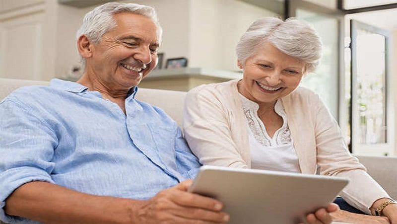 फिक्स्ड डिपॉजिट की तुलना में कितना लाभ
स्टेट बैंक ऑफ इंडिया (SBI) फिक्स्ड डिपॉजिट (FD) पर 5.75 फीसदी की दर से ब्याज दे रहा है। इस तरह देखा जाए तो फिक्स्ड डिपॉजिट पर सीनियर सिटिजन सेविंग स्कीम (SCSS) की तुलना में कम रिटर्न मिलेगा। जहां तक टैक्स की बात है, तो फिक्स्ड डिपॉजिट पर सालाना ब्याज पर टीडीएस कटता है, लेकिन सीनियर सिटिजन सेविंग स्कीम में निवेश पर इनकम टैक्स एक्ट के सेक्शन 80C के तहत छूट मिलती है।
(फाइल फोटो)

