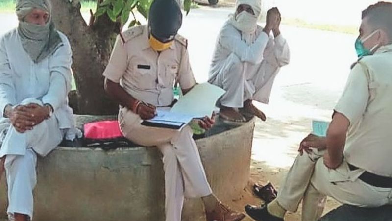 पुलिस की जांच में सामने आया है कि 12 अप्रैल को सुरेश और उसकी पत्नी में झगड़ा हुआ था। उसे सुनीता और सुखवीर के अफेयर के बारें में पता चल गया था। यह बात सुनीता ने फोन पर सुखवीर को बताई थी। आगे पढ़ें इसी अवैध संबंधों की कहानी..
