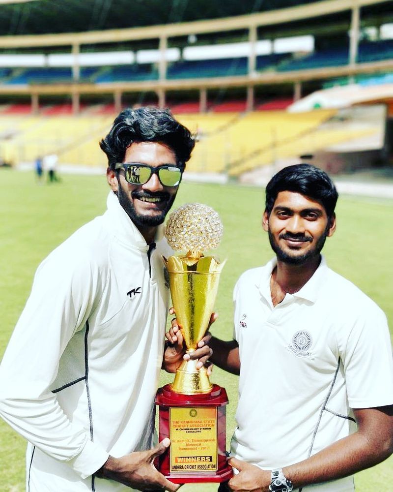 భారీగా ధర పెట్టి చెల్లించిన స్టార్ క్రికెటర్లను, విదేశీ క్రికెటర్లను అట్టిపెట్టుకున్న సన్రైజర్స్... కనీస ధర పెట్టి చెల్లించిన తెలుగు కుర్రాళ్లను భారంగా భావించి, వేలానికి వదిలేసింది.
