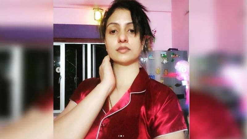 हसीन जहां ने लाल नाइट सूट पहने अपनी कुछ तस्वीरें इंस्टाग्राम पर शेयर की है, जिसमें वह बिना मेकअप के नजर आ रही है। फोटोज को पोस्ट करते हुए उन्होंने लिखा कि अच्छी रात से अच्छी सुबह तक, या मेरे अल्लाह तेरा जितना भी शुक्र करूं कम है।