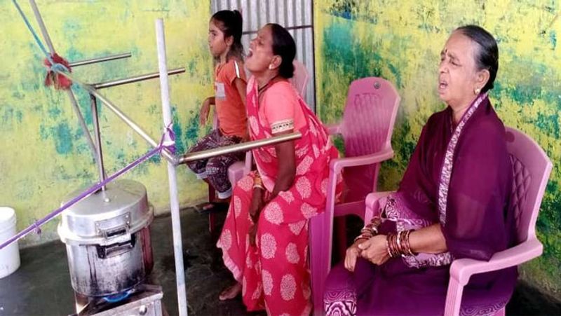 इस भाप मशीन को बनाने में कुकर ओर कुछ पाइपों का इस्तेमाल किया गया। इसमें कुकर की सीटीवाले स्थान पर पाइप को बेल्डिंग से जोड़ दिया गया। फिर बाकी पाइपों को जोड़ दिया गया। इन पाइपों के आगे बैठने पर भाप का फायदा उठाया जा सकता है। आगे पढ़ें-पत्नी के हाथों में छाले देखकर भावुक हुआ शंकर लुहार, देसी जुगाड़ से बना दी यह हैमर मशीन