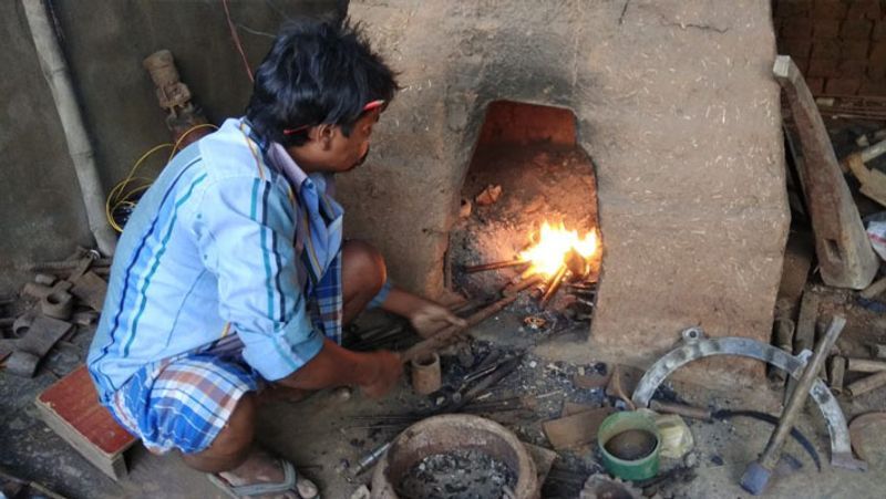 दम्पती कृषि संबंधी उपकरण जैसे फावड़ा, कोड़ी, कुदाल, हंसिया, नागर लोहा अपनी छोटी सी कार्यशाला में बनाते हैं। हैमर मशीन के निर्माण से काम में गति आई है। पढ़िए आगे की कहानी..