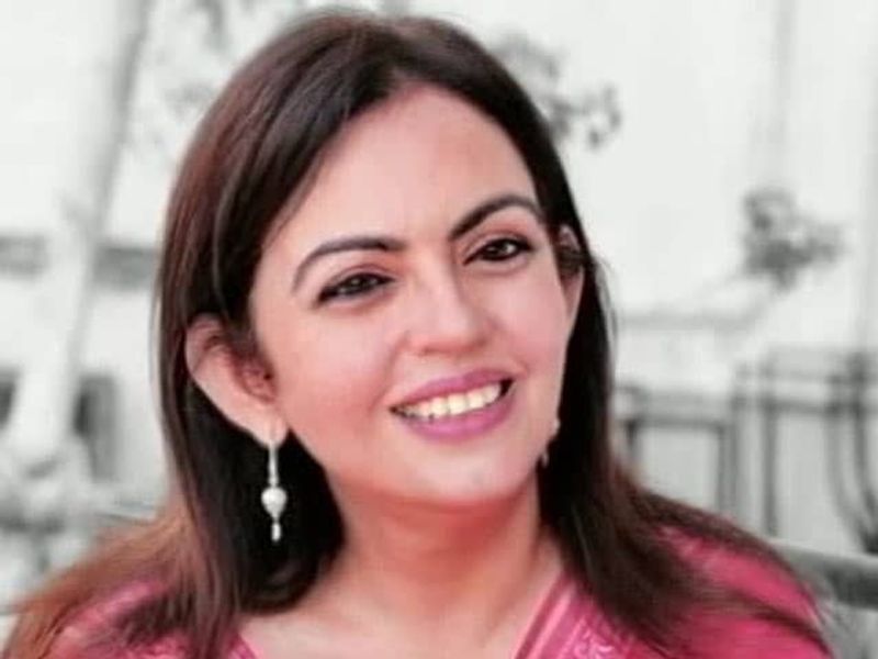 नीता अंबानी अपनी बड़ी बहन को बहुत ज्यादा चाहती हैं। वे अक्सर उनसे उनके घर में जाकर मिला करती हैं। 