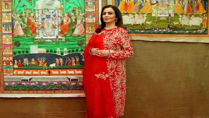 नीता अंबानी को नृत्य का शौक है। उन्हें कलात्मक चीजों का संग्रह करना भी काफी पसंद है। नीता अंबानी कहती हैं कि इसके लिए उन्हें अपनी बहन से काफी प्रोत्साहन मिला। 