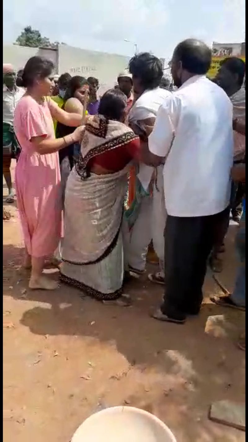 Man Beaten By ladies For Allegedly Misbehaving in Public snr