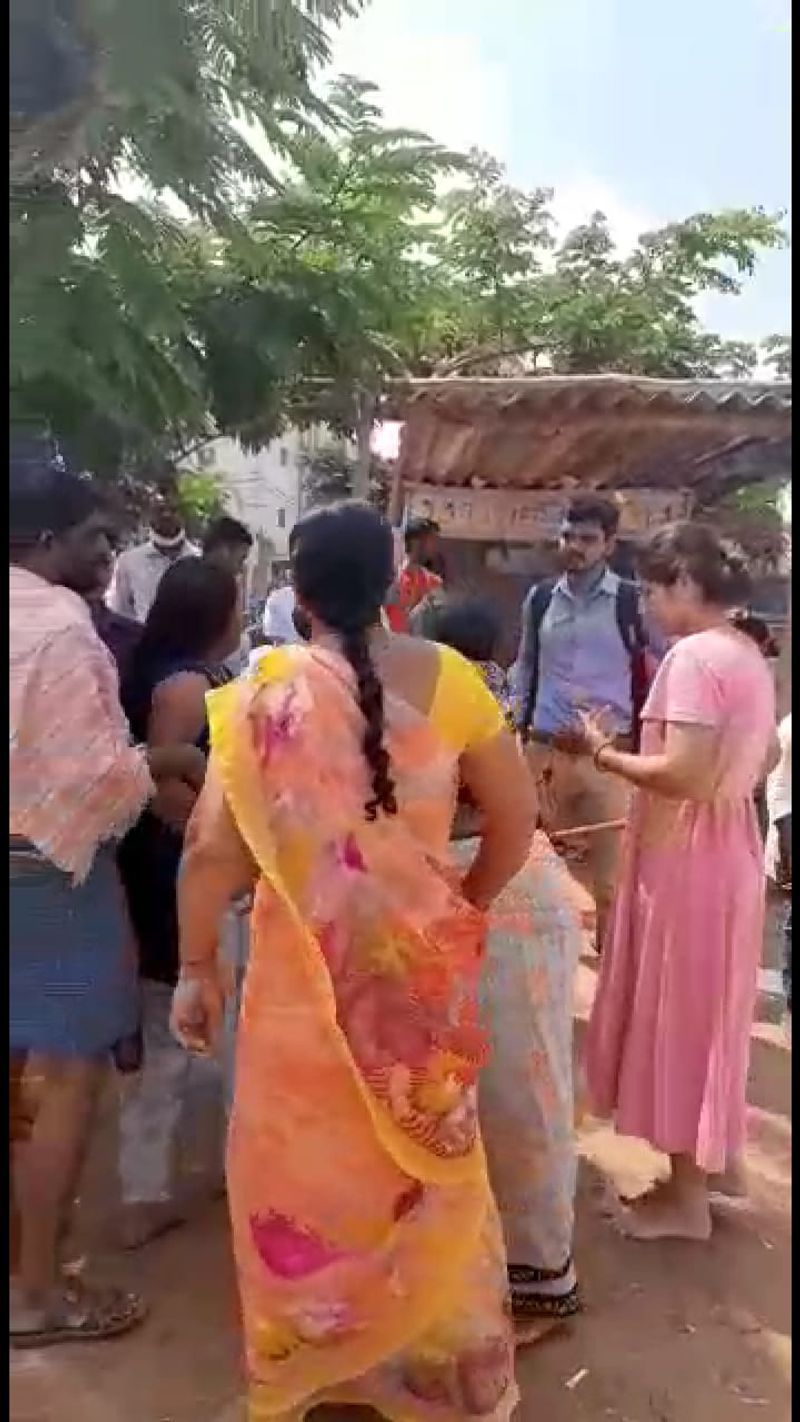 Man Beaten By ladies For Allegedly Misbehaving in Public snr