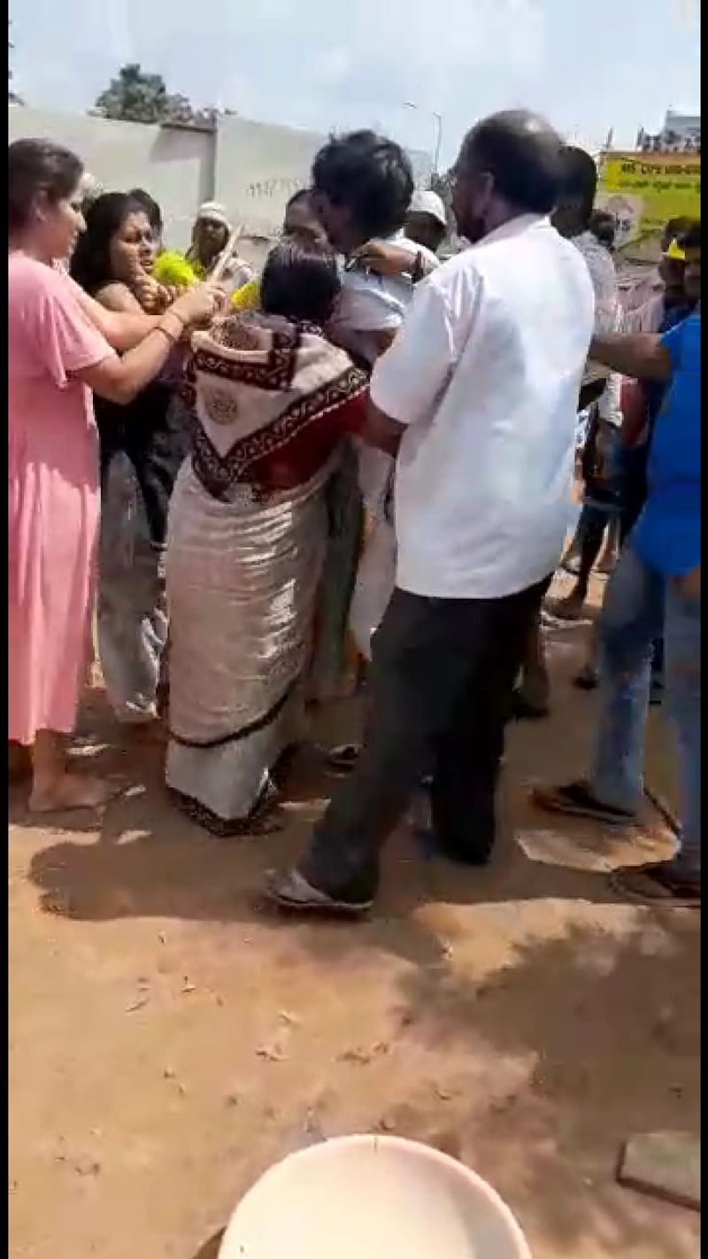 Man Beaten By ladies For Allegedly Misbehaving in Public snr