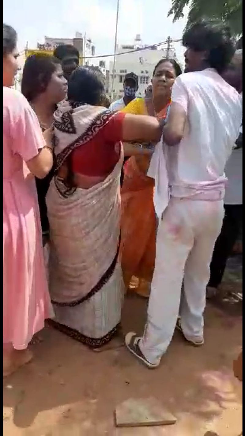 Man Beaten By ladies For Allegedly Misbehaving in Public snr