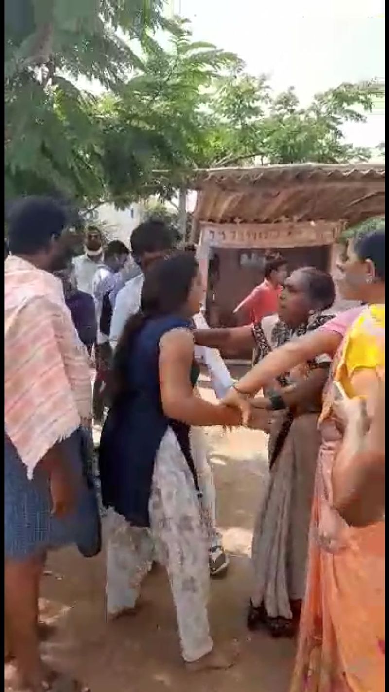 Man Beaten By ladies For Allegedly Misbehaving in Public snr