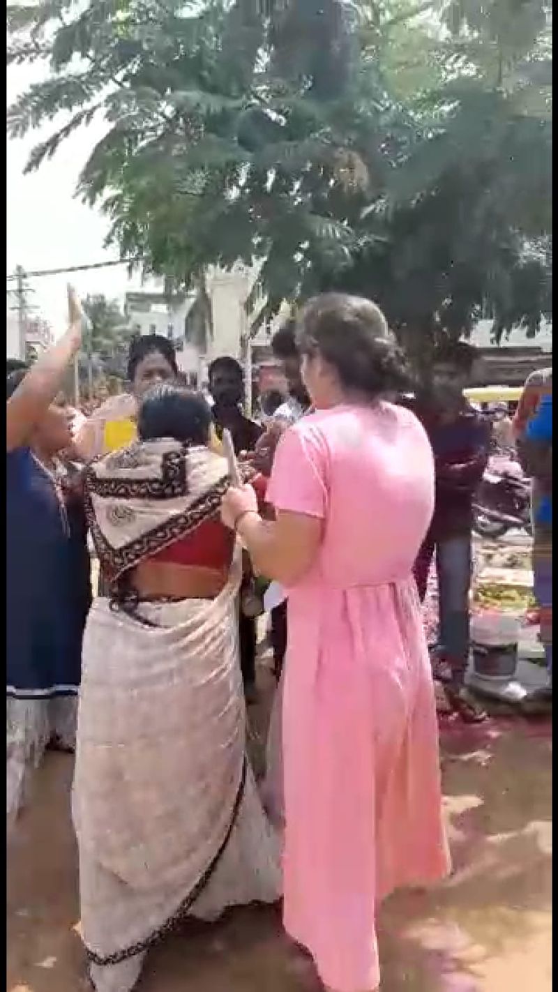Man Beaten By ladies For Allegedly Misbehaving in Public snr