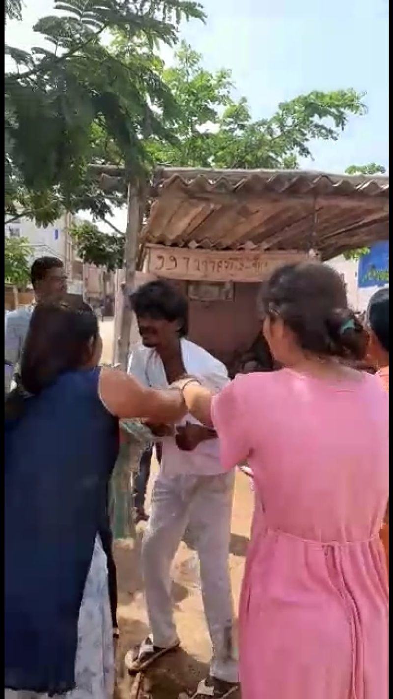 Man Beaten By ladies For Allegedly Misbehaving in Public snr