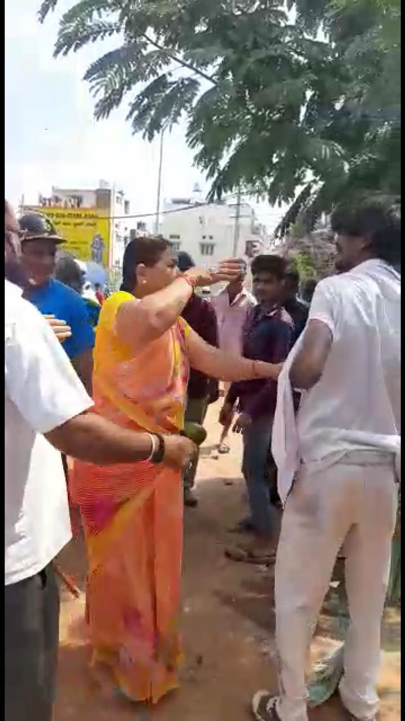 Man Beaten By ladies For Allegedly Misbehaving in Public snr