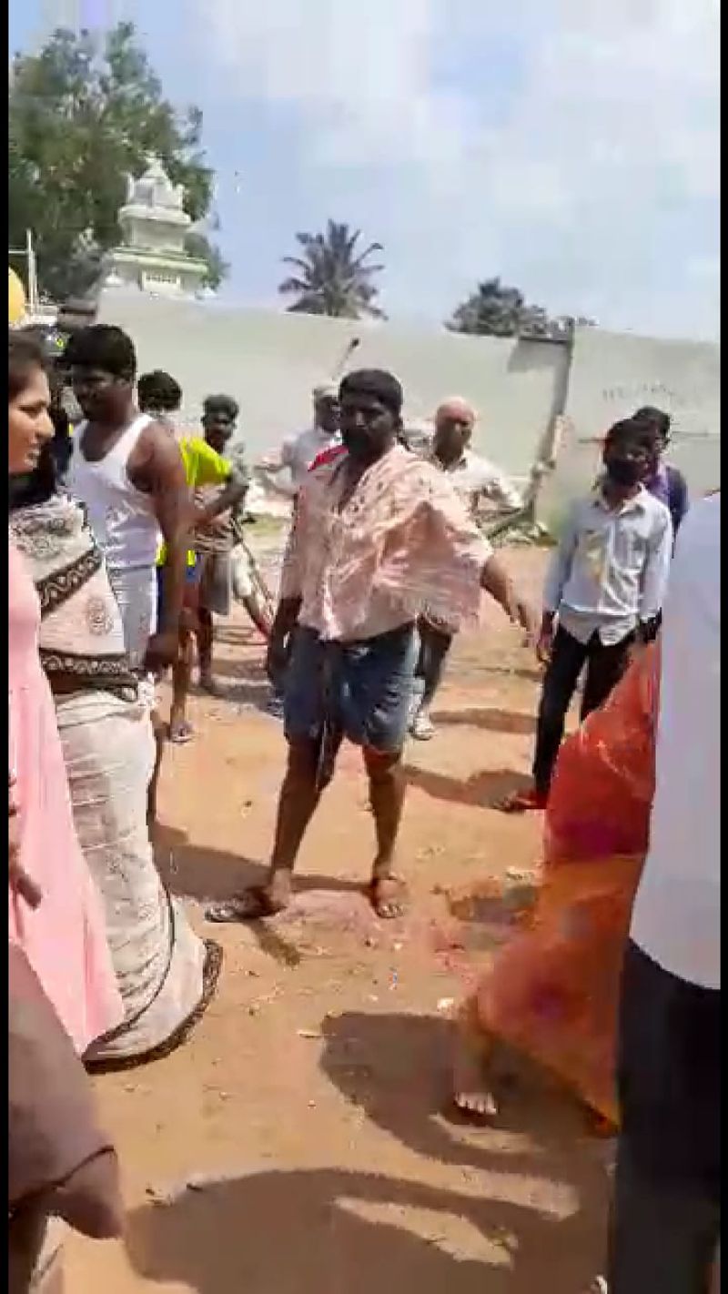 Man Beaten By ladies For Allegedly Misbehaving in Public snr