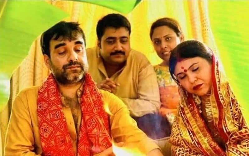 पंकज त्रिपाठी ने एक इंटरव्यू में बताया कि कि उनके जीवन में एक समय ऐसा भी आया था जब बीवी का जन्मदिन था और उनकी जेब में केवल 10 रुपए ही बचे थे। क्या गिफ्ट देते और कैसे केक लाते? हालांकि उनकी पत्नी मृदुला बीएड कोर्स कर चुकी थीं, इसलिए उन्हें एक स्कूल में टीचर की जॉब मिल गईं। इसके बाद दोनों ने तय कर लिया था वापस नहीं लौटना है, फिर उन्हें छोटे-छोटे रोल मिलने लगे थे और न सिर्फ खुद का आशियाना बनाया, बल्कि आज स्टार भी बन गए। (फाइल फोटो)