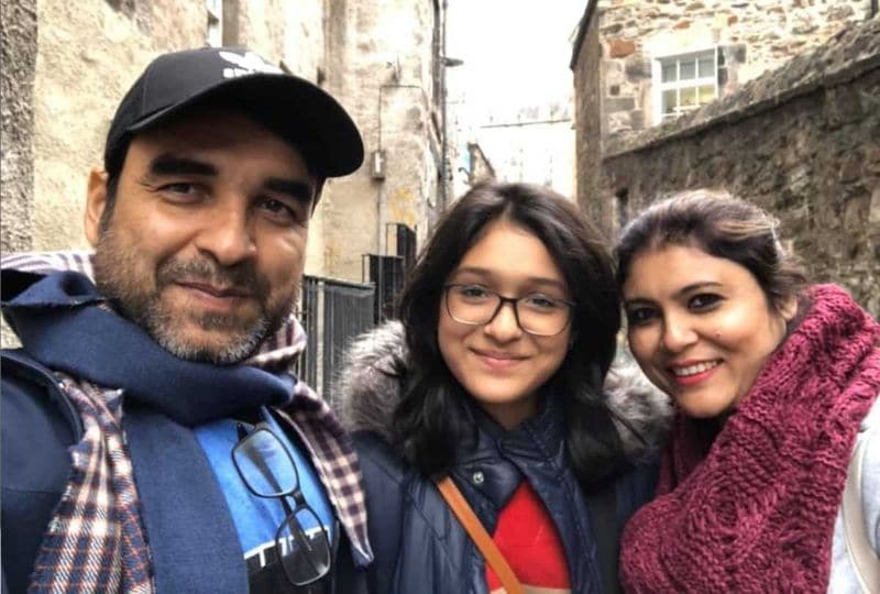 तीसरे प्रयास में एनसडी ने उन्हें सलेक्ट कर लिया। उन्होंने पिता को समझाया कि ड्रामा टीचर या प्रोफेसर की जॉब मिल जाएगी, जिसके बाद फिर होटल की नौकरी छोड़कर दिल्ली रवाना हो गए। हालांकि कोर्स खत्म करने के बाद पैसा न होने की वजह से पटना चले आए। जहां 2004 में उनकी शादी मृदुला से हुई और वे दोनों पटना और फिर मुंबई चले गए। जहां एक वन बीएचके किराए पर ले लिया और चक्कर लगाने शुरू कर दिए। (फाइल फोटो)
