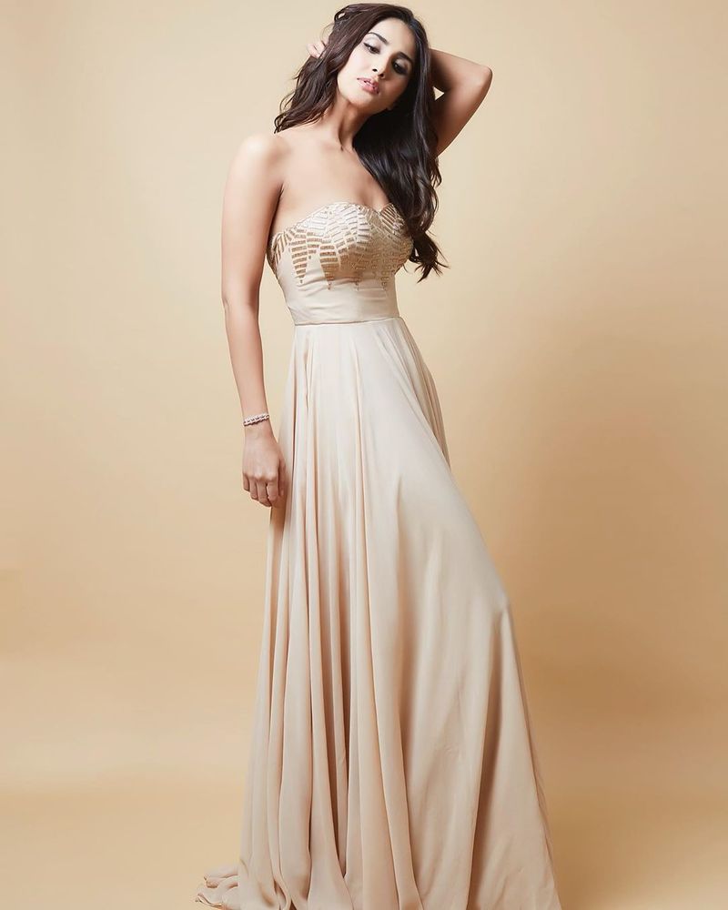 hot bollywood beauty vaani kapoor open her glamoure show arj