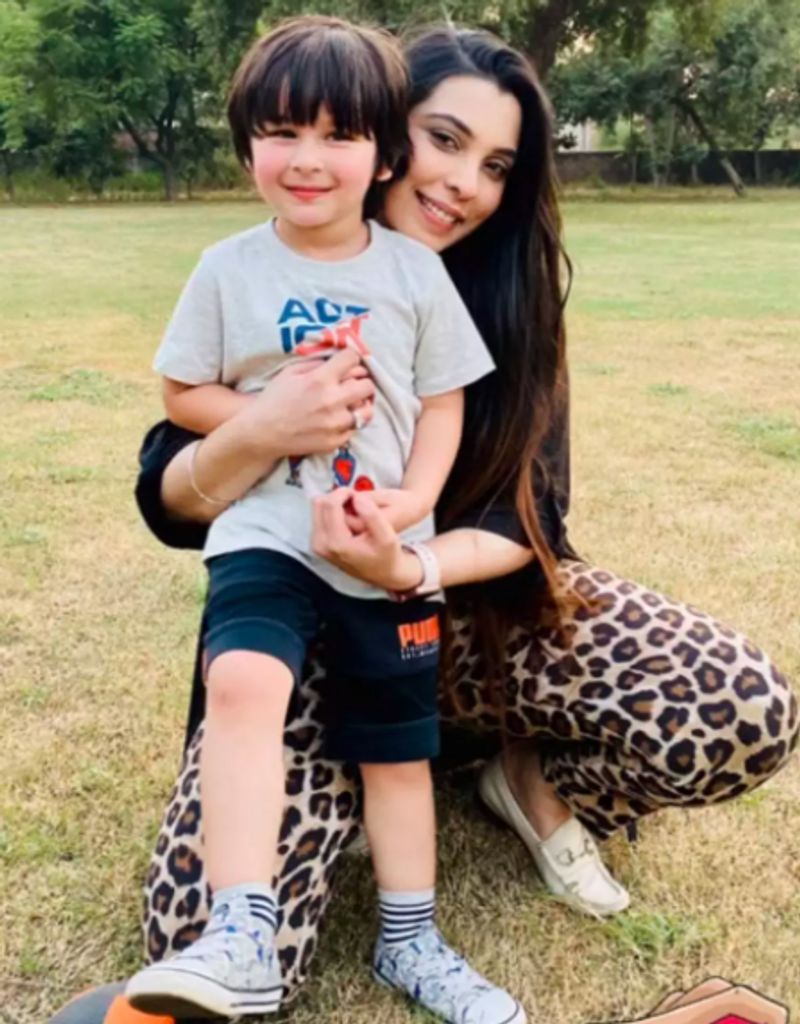 Kareena Kapoor shares Taimurs picture with his Spanish teacher dpl