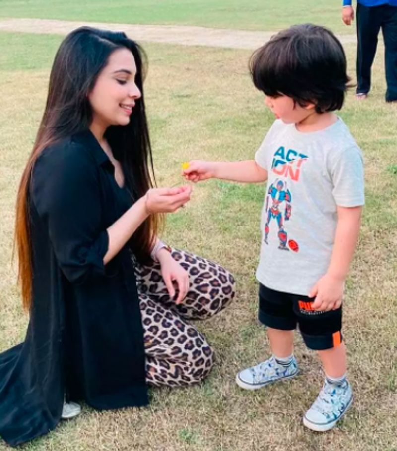 Kareena Kapoor shares Taimurs picture with his Spanish teacher dpl