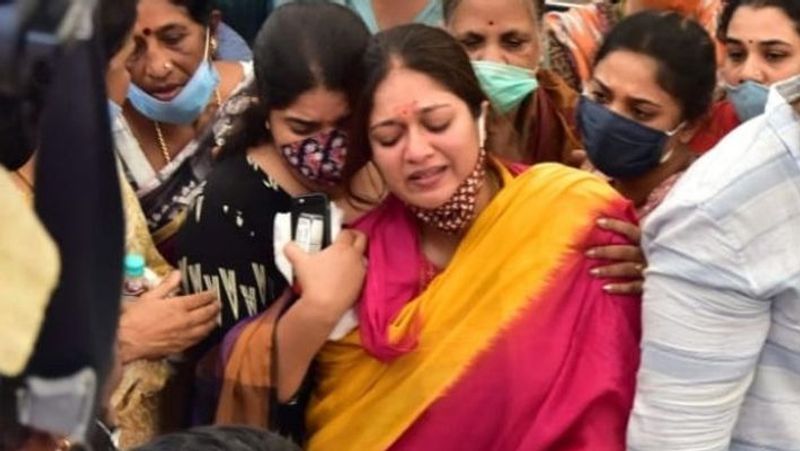 उन्होंने करियर की शुरुआत में करीब चार सालों तक अंकल अर्जुन सरजा के यहां बतौर असिस्टेंट डायरेक्टर काम किया था। चिरंजीवी, एक्टर ध्रुव सरजा के बड़े भाई और साउथ इंडस्ट्री के एक्शन किंग कहलाने वाले अर्जुन सरजा के भतीजे थे।