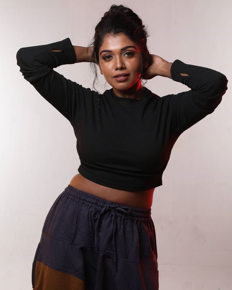 Bigg Boss fame Riythvika Hot Short dress photo shoot going viral in social media